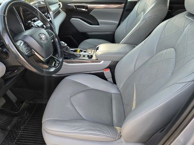 2021 Toyota Highlander Platinum AWD W/ Navigation and Panoramic Roof