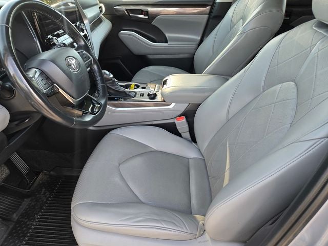 2021 Toyota Highlander Platinum AWD W/ Navigation and Panoramic Roof