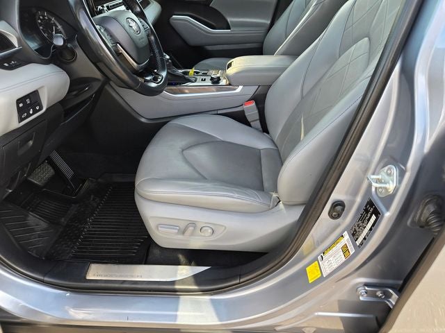 2021 Toyota Highlander Platinum AWD W/ Navigation and Panoramic Roof