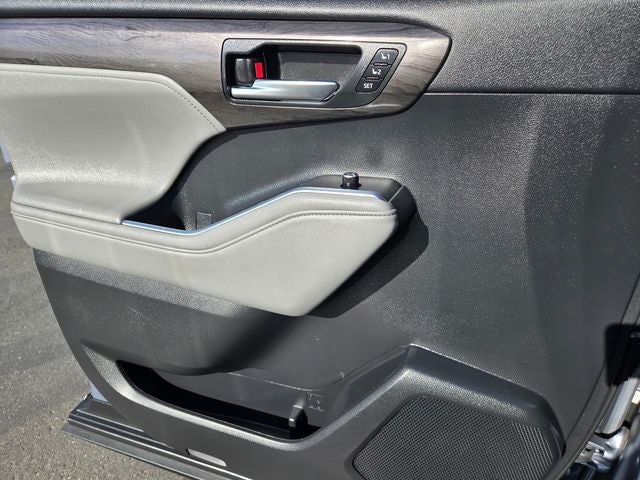2021 Toyota Highlander Platinum AWD W/ Navigation and Panoramic Roof