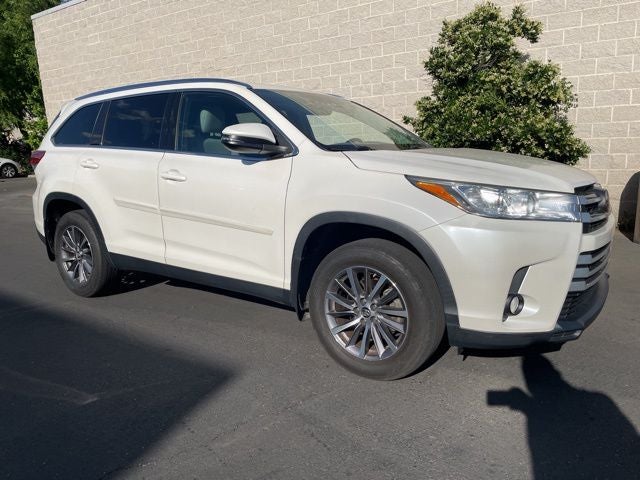 2019 Toyota Highlander XLE WD W/ Leather and Navigation