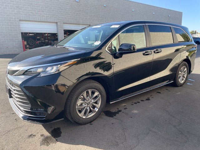 2025 Toyota Sienna LE 8 Passenger
