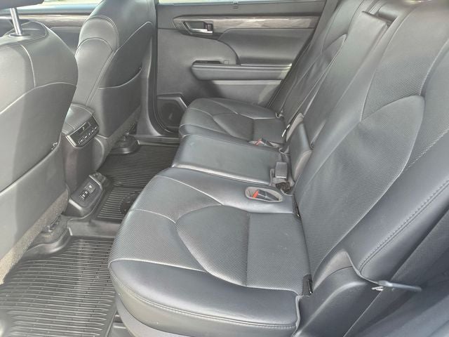 2021 Toyota Highlander Limited FWD W/ Leather and Navigation