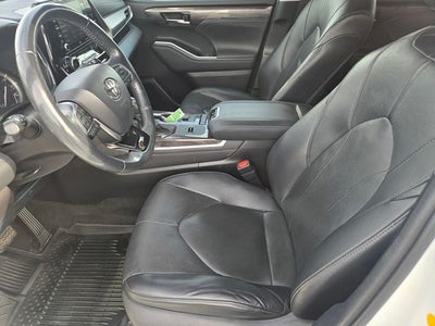 2021 Toyota Highlander Limited FWD W/ Leather and Navigation