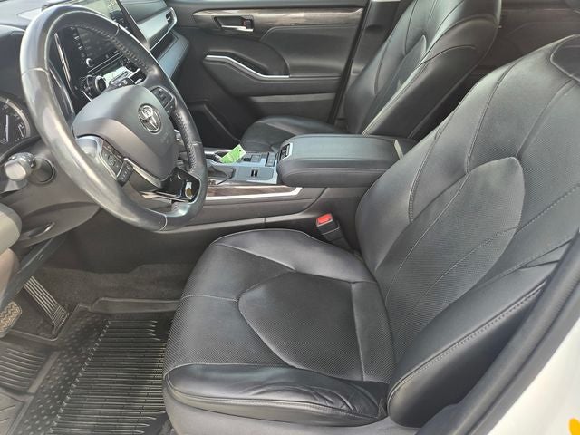 2021 Toyota Highlander Limited FWD W/ Leather and Navigation