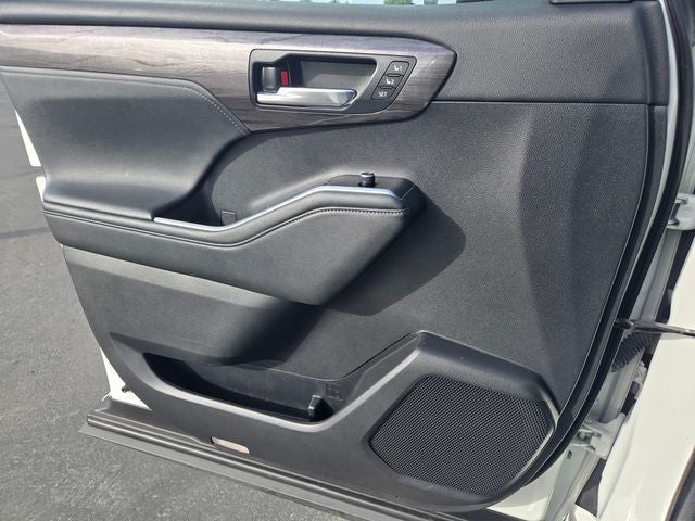 2021 Toyota Highlander Limited FWD W/ Leather and Navigation