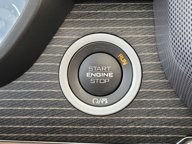 2020 RAM 1500 Limited Crew Cab 4WD w/Pano Roof & 5.7L