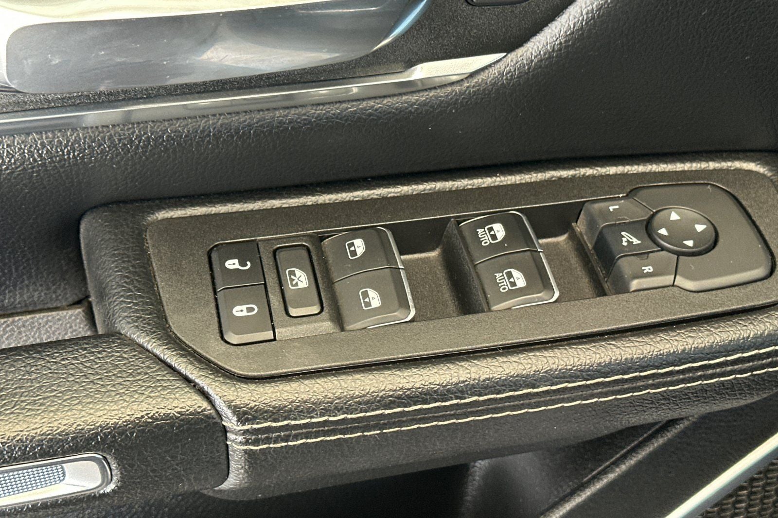 2025 RAM 1500 Laramie CREW CAB 4WD