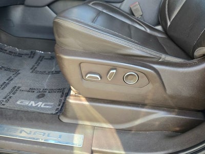 2021 GMC Yukon Denali 4WD w/Premium Package