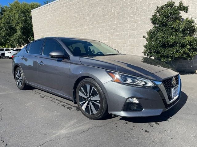 2021 Nissan Altima 2.5 SL W/ Leather and Navigation