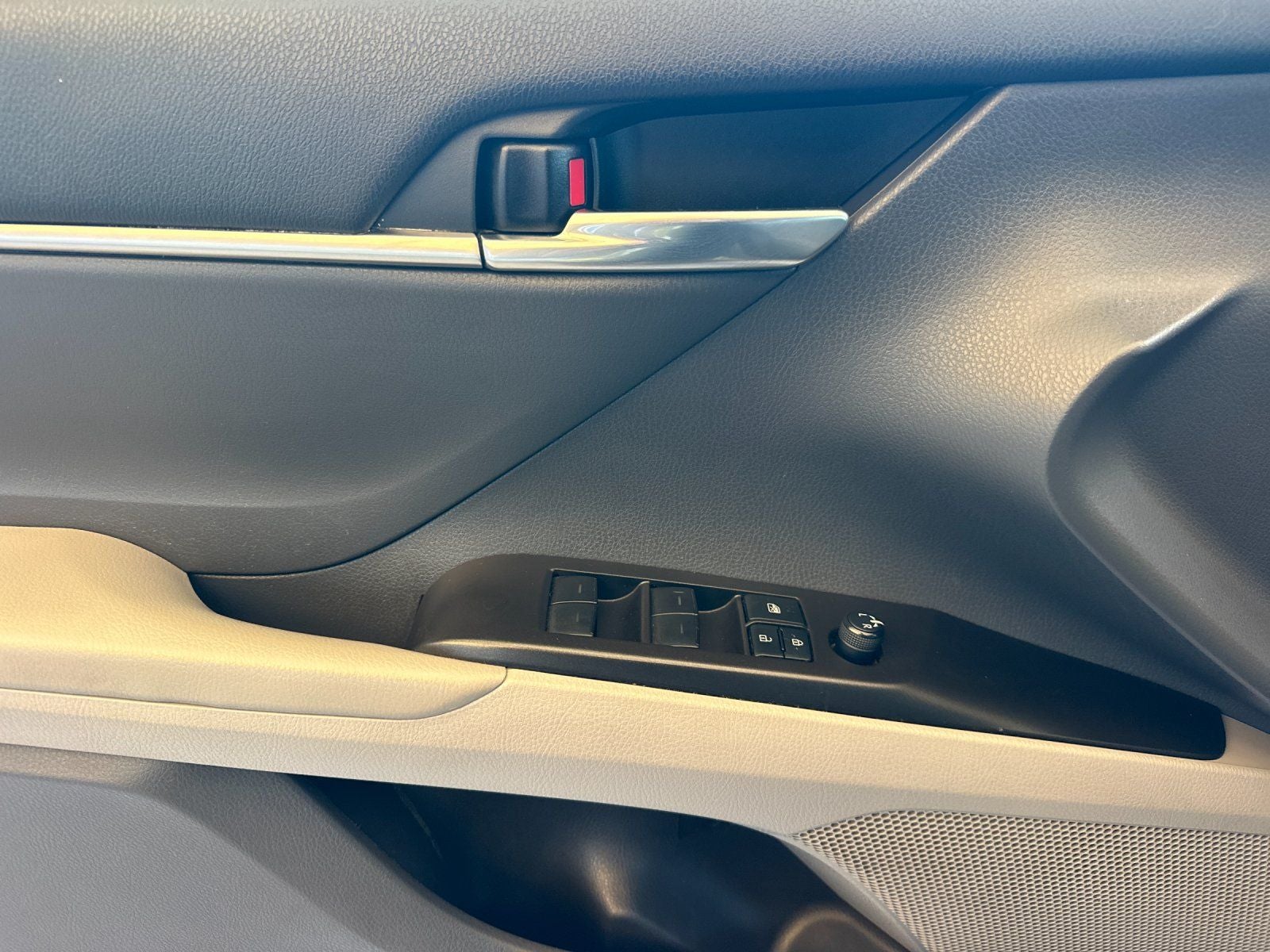 2022 Toyota Camry Hybrid SE