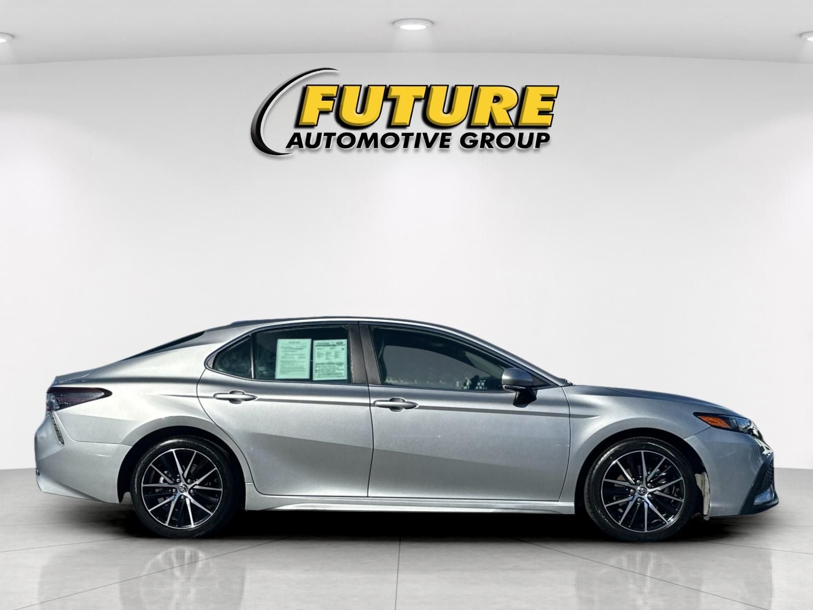 2022 Toyota Camry Hybrid SE