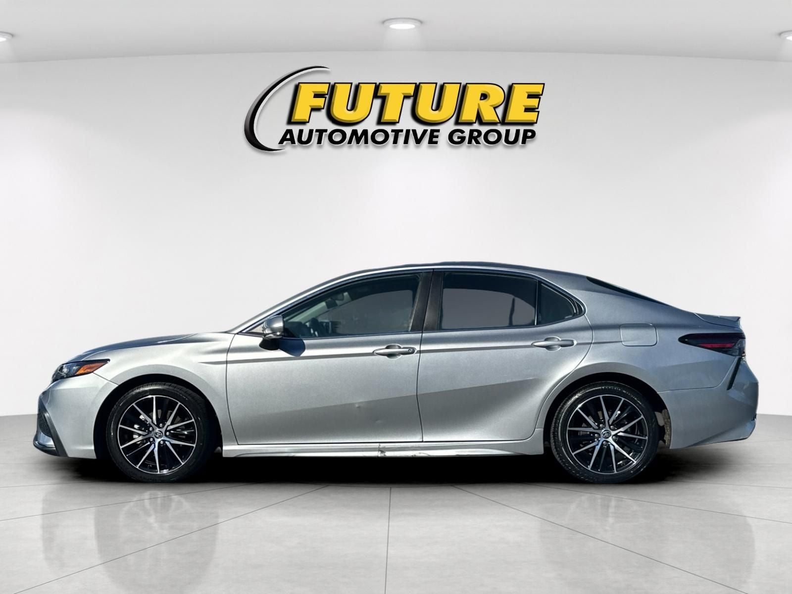 2022 Toyota Camry Hybrid SE