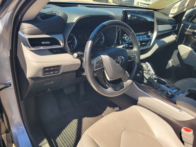 2021 Toyota Highlander Platinum AWD W/ Navigation and Panoramic Roof