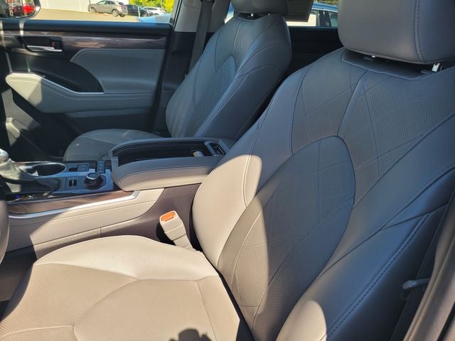 2021 Toyota Highlander Platinum AWD W/ Navigation and Panoramic Roof
