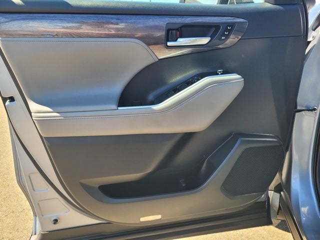 2021 Toyota Highlander Platinum AWD W/ Navigation and Panoramic Roof