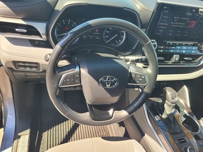 2021 Toyota Highlander Platinum AWD W/ Navigation and Panoramic Roof