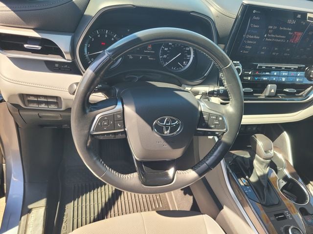 2021 Toyota Highlander Platinum AWD W/ Navigation and Panoramic Roof