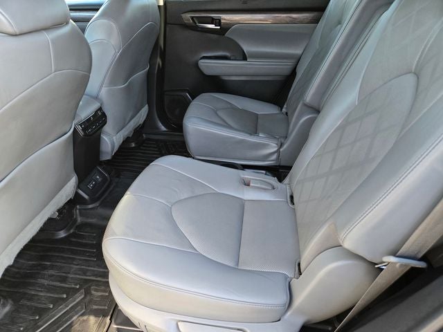 2022 Toyota Highlander Platinum AWD W/ Navigation and JBL Audio