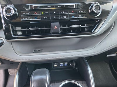 2022 Toyota Highlander Platinum AWD W/ Navigation and JBL Audio