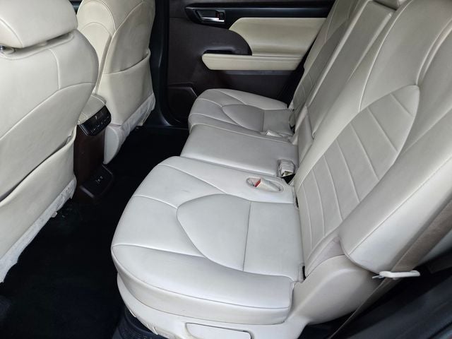 2020 Toyota Highlander Hybrid XLE AWD W/ Premium Audio and Navigation