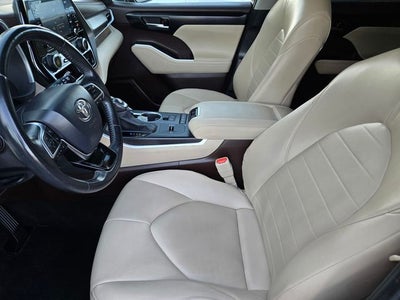 2020 Toyota Highlander Hybrid XLE AWD W/ Premium Audio and Navigation