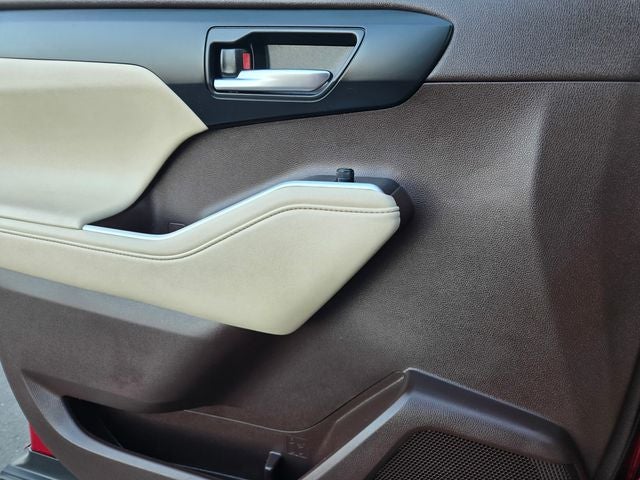 2020 Toyota Highlander Hybrid XLE AWD W/ Premium Audio and Navigation