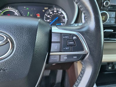 2020 Toyota Highlander Hybrid XLE AWD W/ Premium Audio and Navigation
