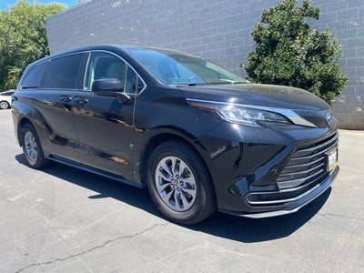 2022 Toyota Sienna LE 8 Passenger