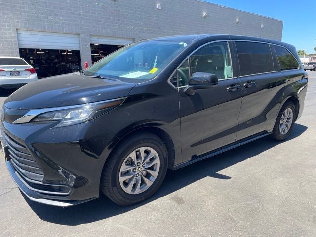 2022 Toyota Sienna LE 8 Passenger