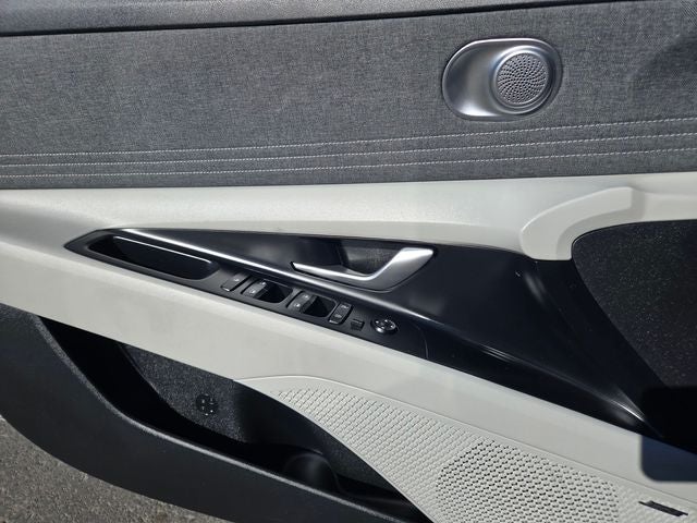 2023 Hyundai Elantra Limited W/ Navigation and Moonroof