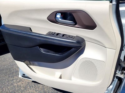 2022 Chrysler Voyager LX