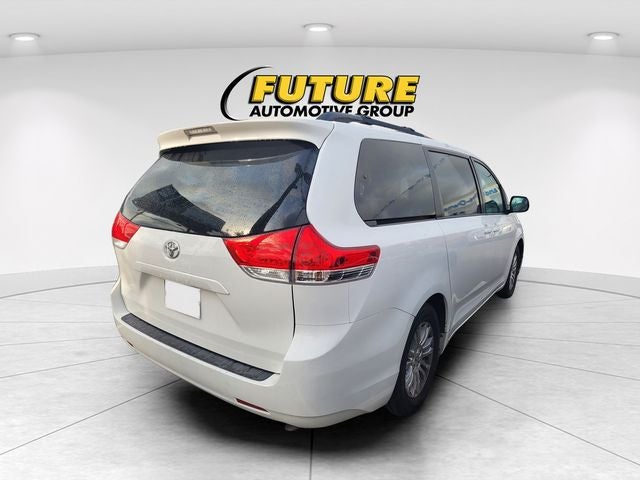 2013 Toyota Sienna XLE 8 Passenger