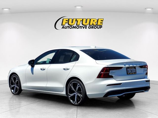 2024 Volvo S60 B5 Core Dark Theme
