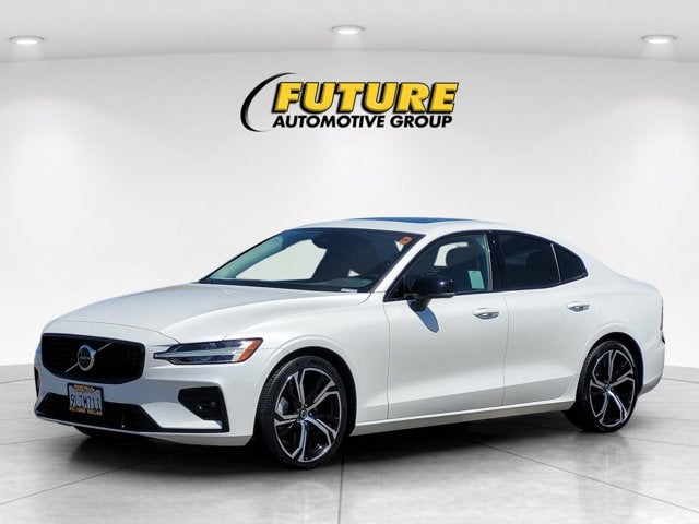 2024 Volvo S60 Core Dark Theme