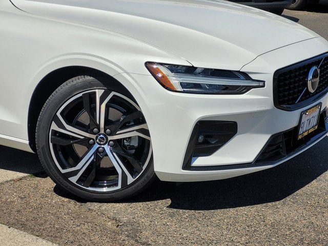 2024 Volvo S60 Core Dark Theme