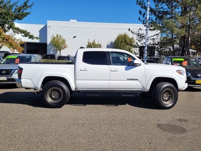 2022 Toyota Tacoma SR5 DCAB w/Leveling Kit &Upgraded Wheels